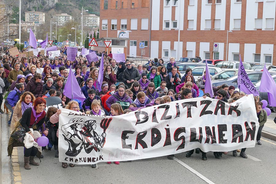 En torno a 3.000 personas nutrieron la manifestación del 8-M en Estella