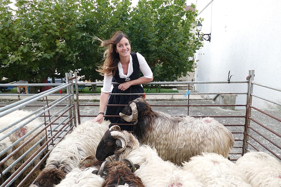 PRIMER PLANO – Monika Ruiz de Larramendi, pastora – “La mujer ha desempeñado un papel muy importante en el pastoreo”