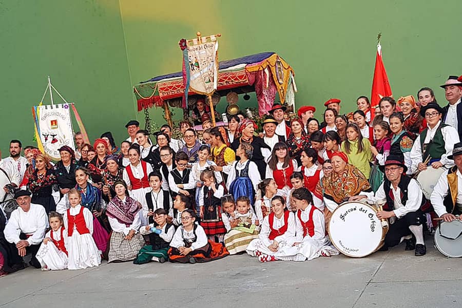 El grupo de danzas Virgen del Puy-San Andrés actuó como invitado en Hospital de Órbigo