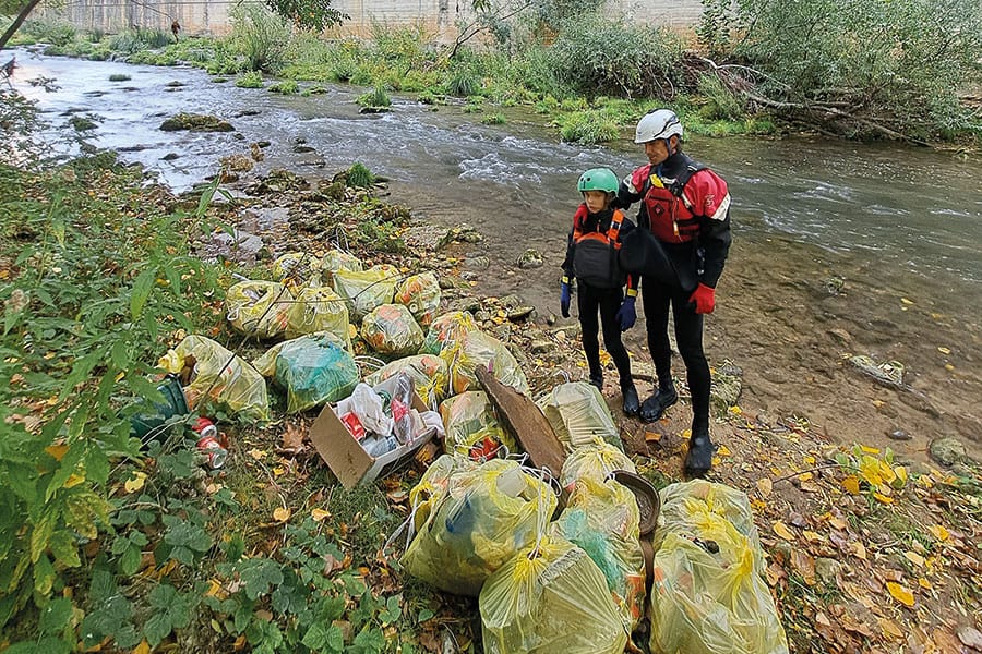 Medio centenar de voluntarios participaron en la limpieza del río Ega