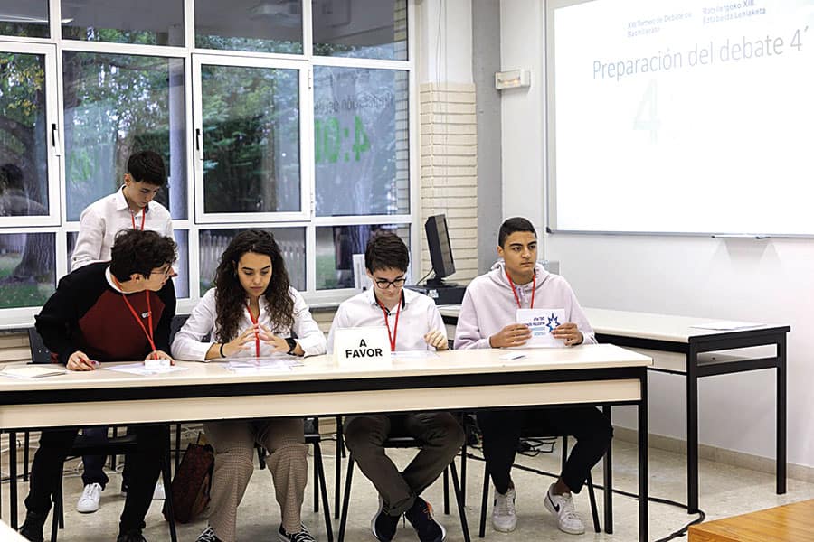 Destacada participación del colegio El Puy en el Torneo de Debate de la UPNA